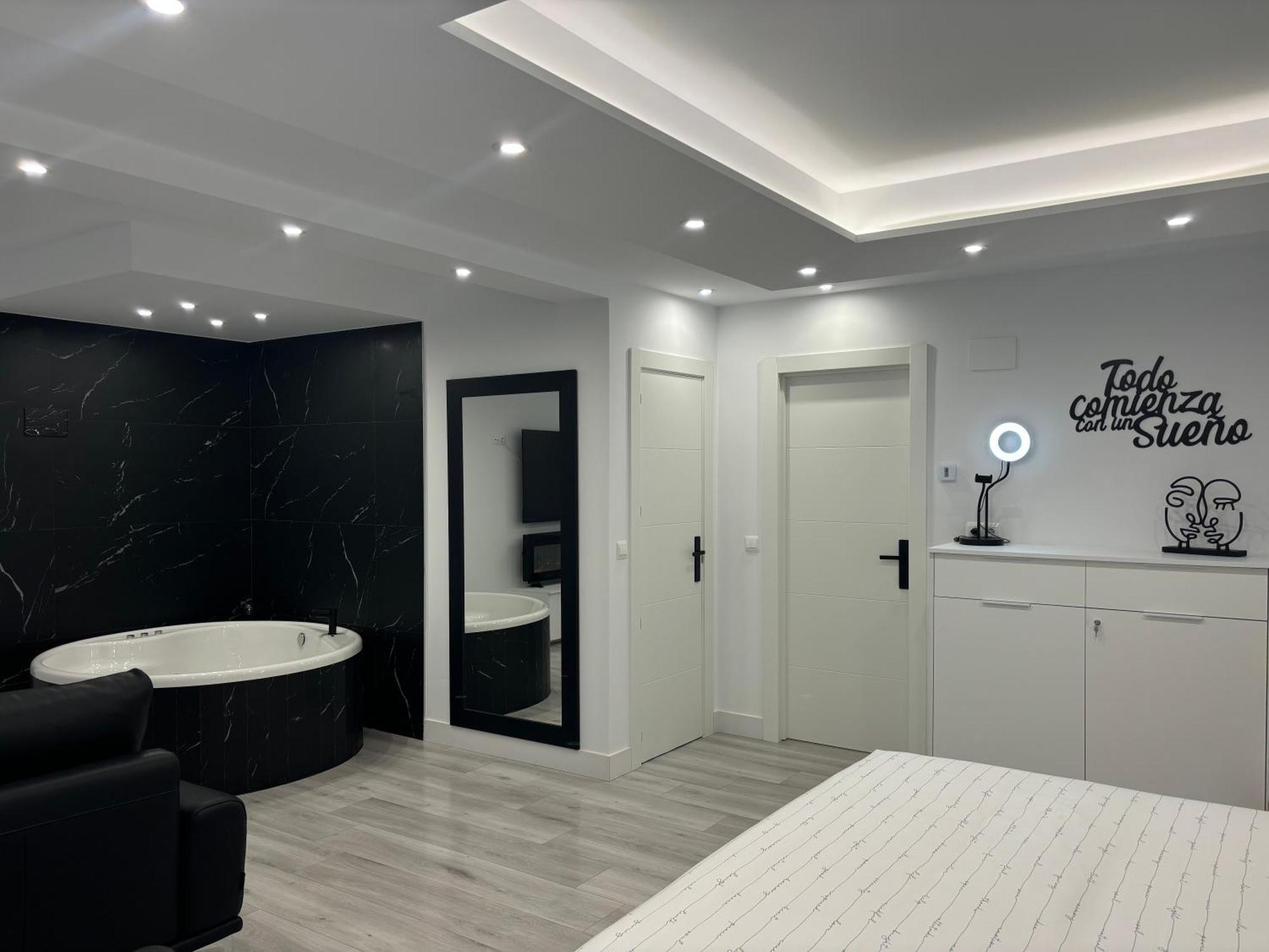 Black And White Suite Cervantes Castro Urdiales Exterior foto